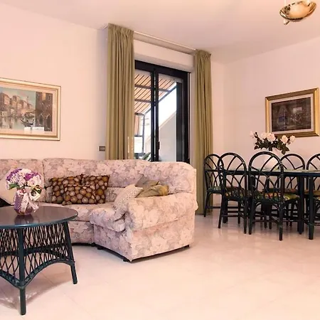 Attico Angela Con Grande Veranda Apartmán *